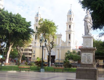 Plaza de Armas y Catedral de Piura